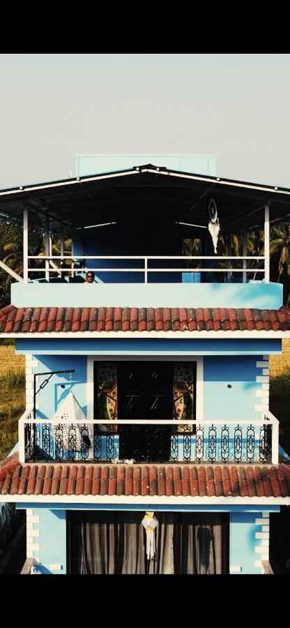 Dibs On Blue Morjim Hostel Εξωτερικό φωτογραφία