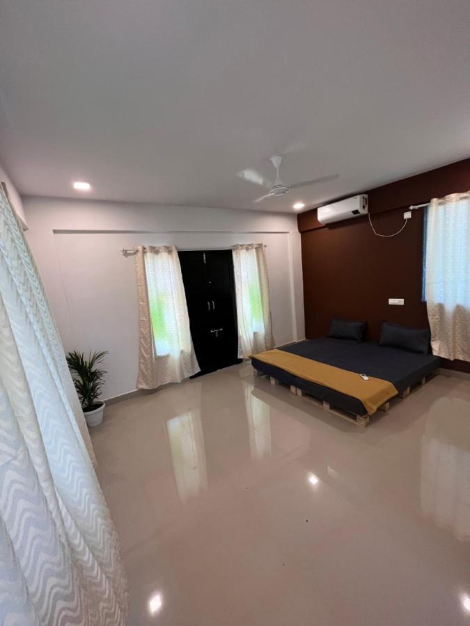 Dibs On Blue Morjim Hostel Εξωτερικό φωτογραφία